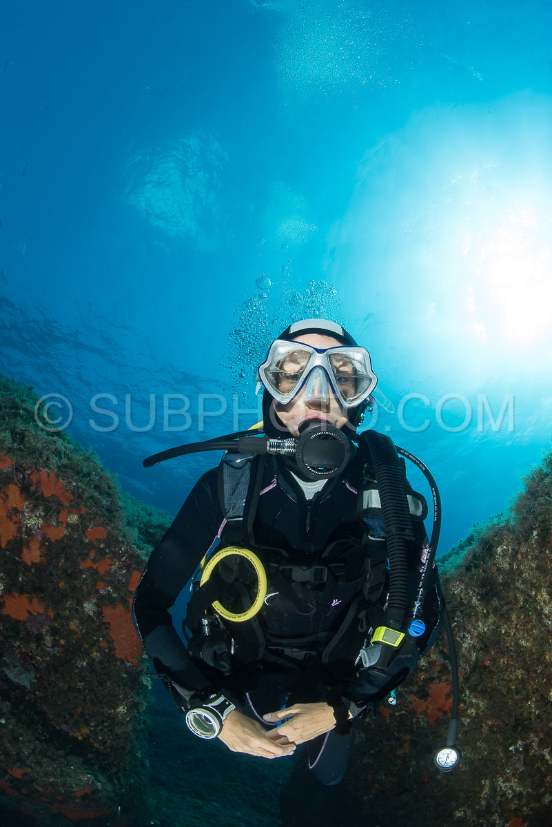 Photo de Femme faisant de la plongée sous-marine sur des rochers en Méditerranée