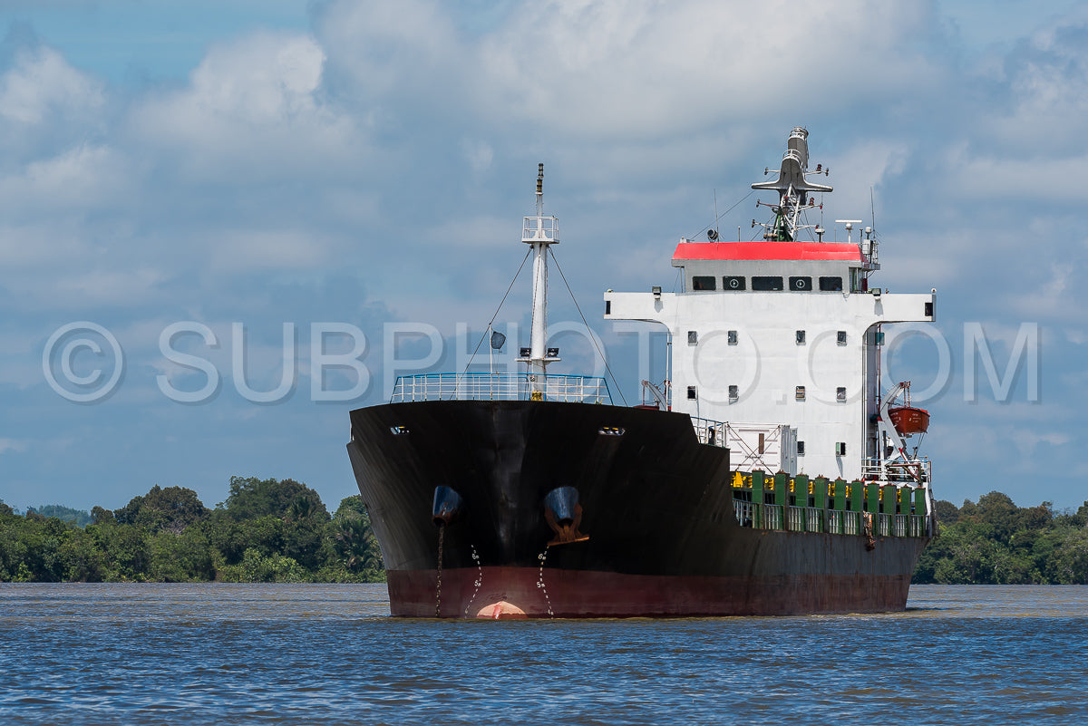 Photo de Grand bateau attendant sa cargaison