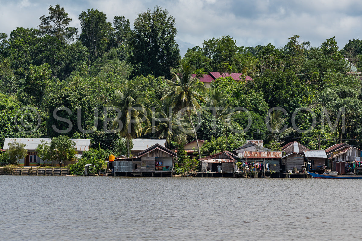 Photo de Maison de pêcheur sur la rivière Berau- Borneo- Kalimantan- Indonésie