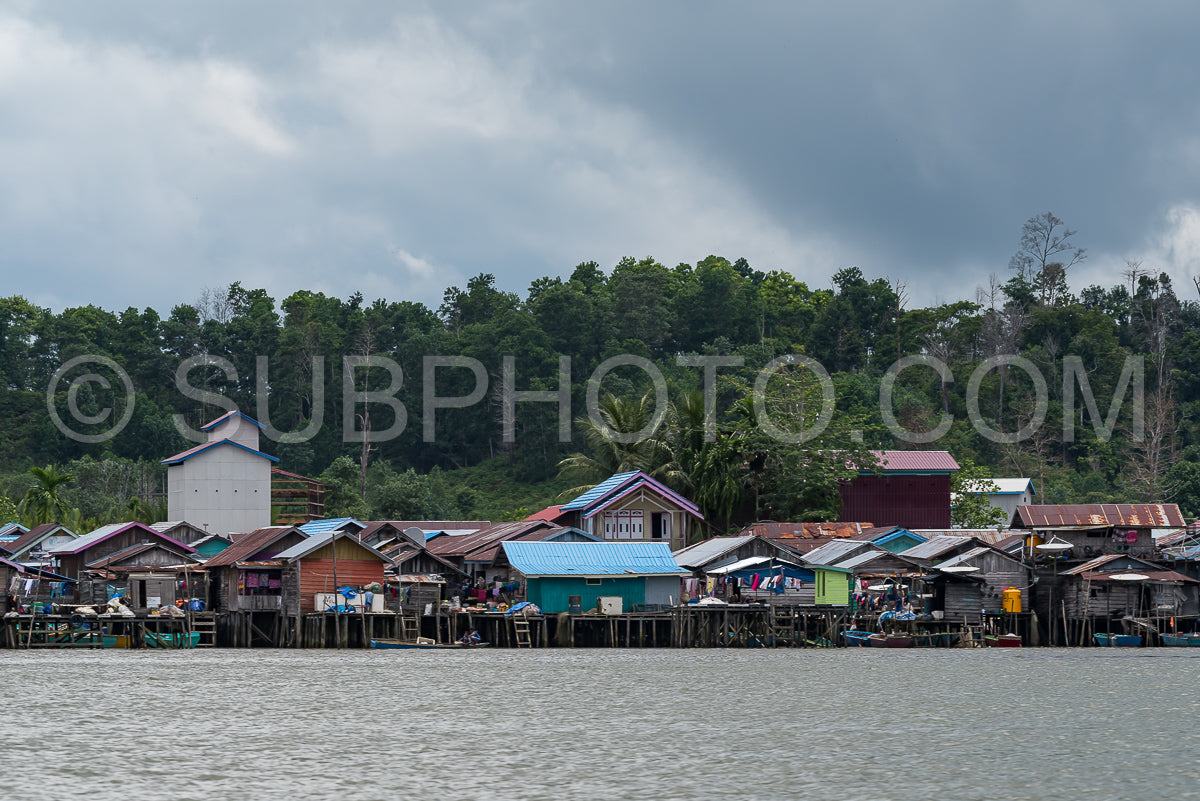 Photo de Maison de pêcheur sur la rivière Berau- Borneo- Kalimantan- Indonésie