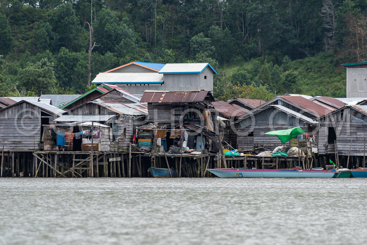 Photo de Maison de pêcheur sur la rivière Berau- Borneo- Kalimantan- Indonésie