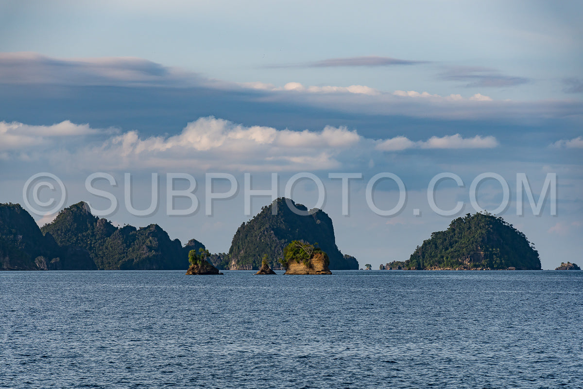Photo de East Misool- groupe de petites îles dans un lagon bleu peu profond- Raja Ampat- Papouasie occidentale- Indonésie