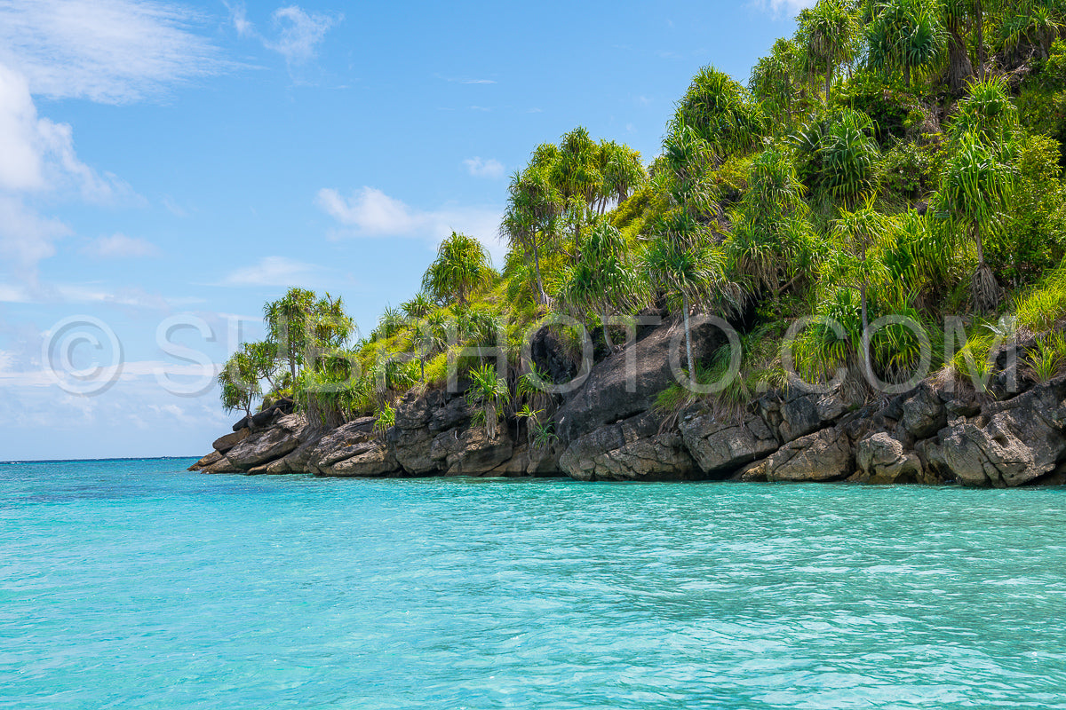 Photo de East Misool- groupe de petites îles dans un lagon bleu peu profond- Raja Ampat- Papouasie occidentale- Indonésie