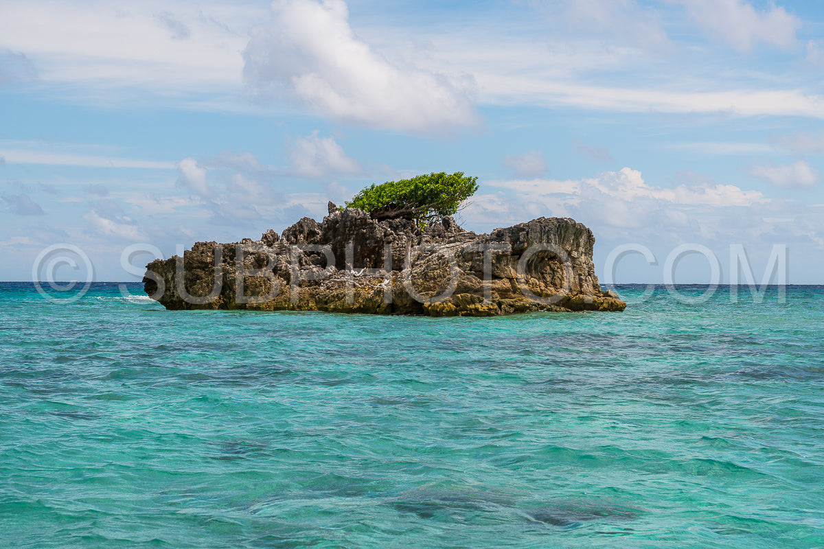 Photo de East Misool- groupe de petites îles dans un lagon bleu peu profond- Raja Ampat- Papouasie occidentale- Indonésie