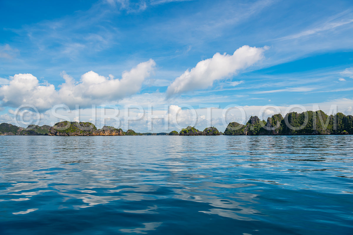 Photo de East Misool- groupe de petites îles dans un lagon bleu peu profond- Raja Ampat- Papouasie occidentale- Indonésie