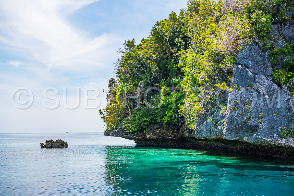 Photo de East Misool- groupe de petites îles dans un lagon bleu peu profond- Raja Ampat- Papouasie occidentale- Indonésie