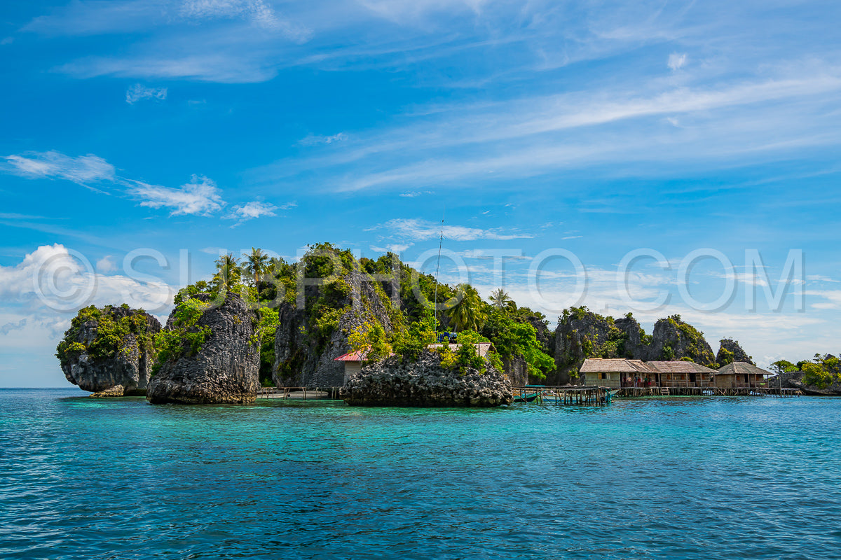 Photo de East Misool- groupe de petites îles dans un lagon bleu peu profond- Raja Ampat- Papouasie occidentale- Indonésie