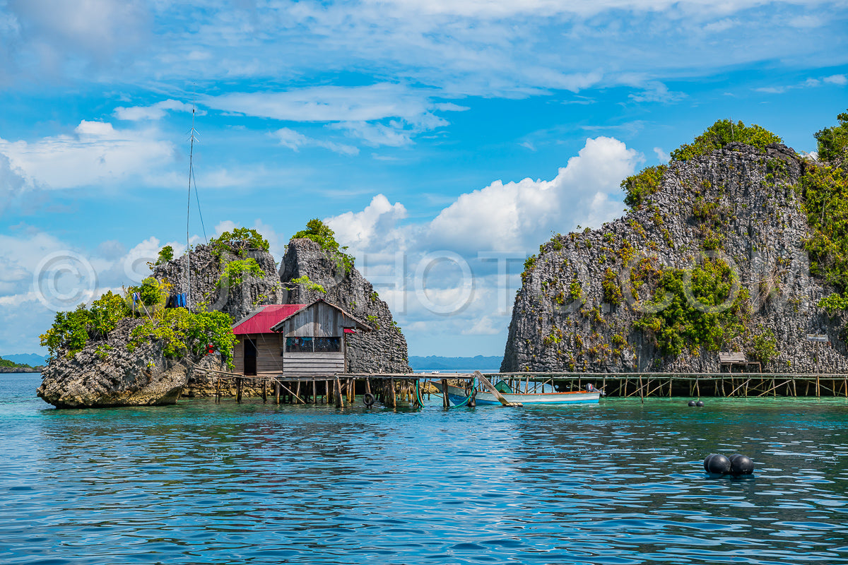 Photo de East Misool- groupe de petites îles dans un lagon bleu peu profond- Raja Ampat- Papouasie occidentale- Indonésie