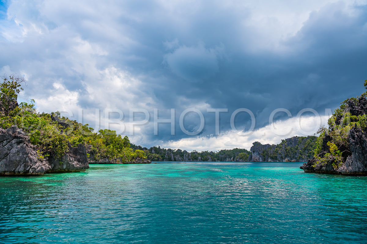 Photo de East Misool- groupe de petites îles dans un lagon bleu peu profond- Raja Ampat- Papouasie occidentale- Indonésie
