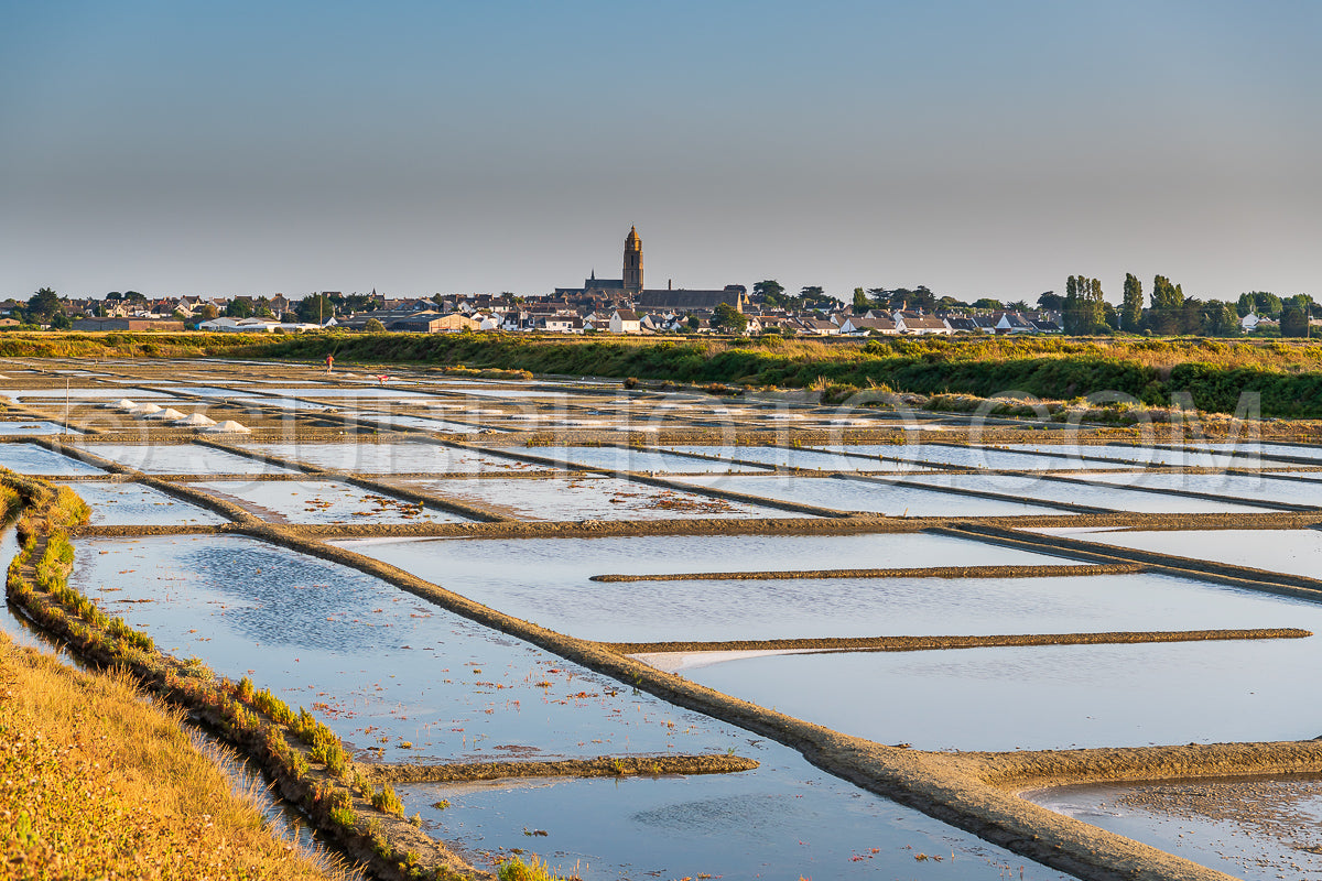 Photo de marais salé au coucher du soleil