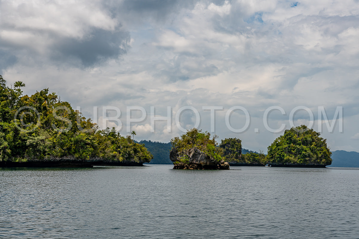 Photo de Waigeo- Kri- Mushroom Island- groupe de petites îles dans un lagon bleu peu profond- Raja Ampat- Papouasie occidentale- Indonésie