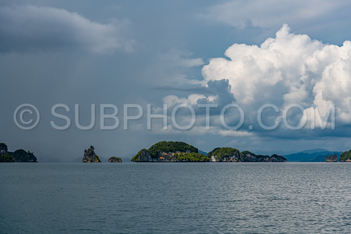 Photo de Waigeo- Kri- Mushroom Island- groupe de petites îles dans un lagon bleu peu profond- Raja Ampat- Papouasie occidentale- Indonésie