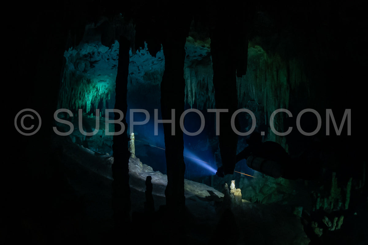 Photo de instructeur de plongée spéléo dirigeant un groupe de plongeurs dans un cenote mexicain sous l'eau