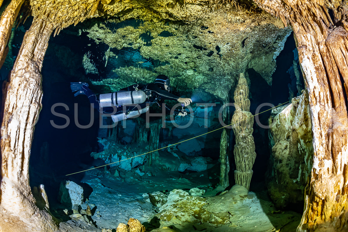 Photo de instructeur de plongée spéléo dirigeant un groupe de plongeurs dans un cenote mexicain sous l'eau