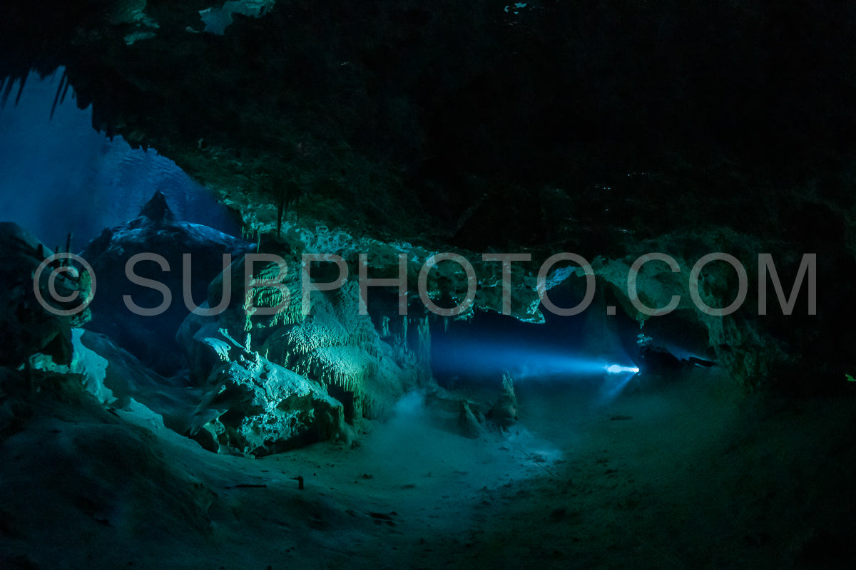 Photo de instructeur de plongée spéléo dirigeant un groupe de plongeurs dans un cenote mexicain sous l'eau