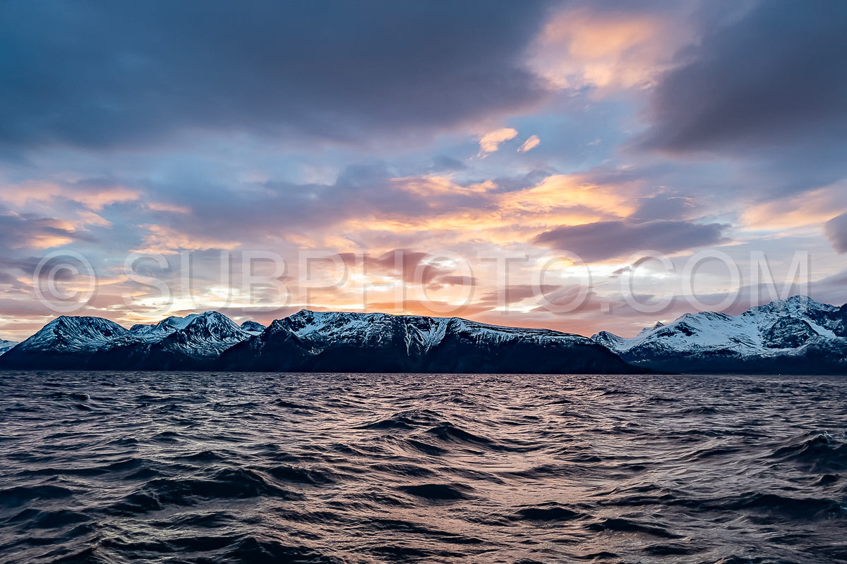 Photo de vue sur le fjord de Kvænangen depuis le village de Seglvik au crépuscule