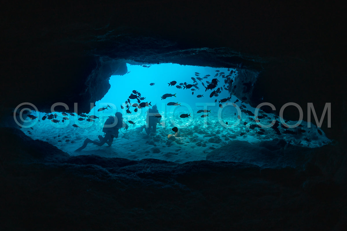 Photo de femme plongeuse visitant une grotte