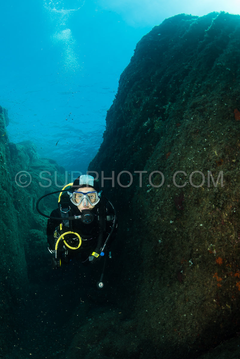 Photo de Femme faisant de la plongée sous-marine sur des rochers en Méditerranée