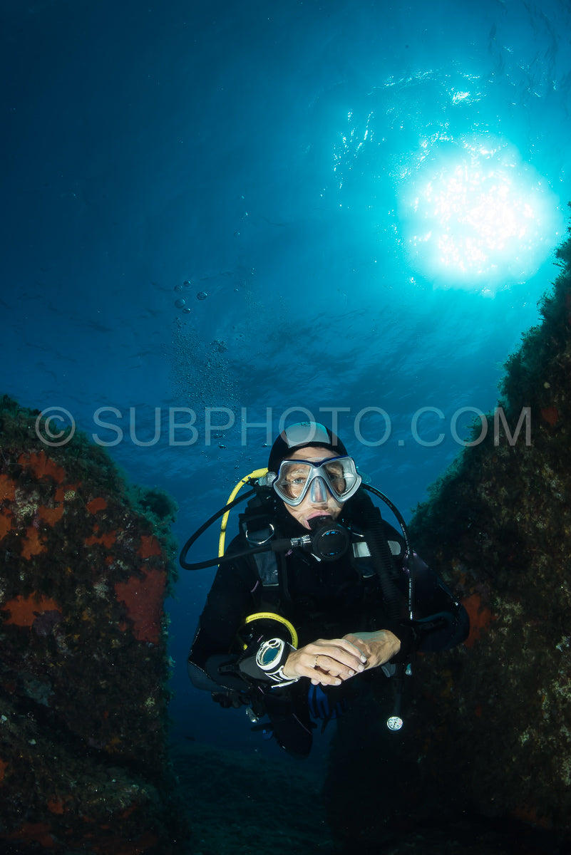 Photo de Femme faisant de la plongée sous-marine sur des rochers en Méditerranée