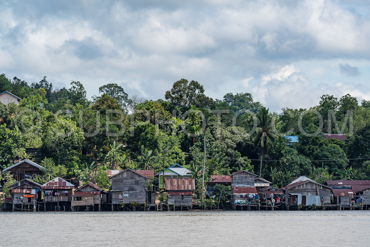 Photo de Maison de pêcheur sur la rivière Berau- Borneo- Kalimantan- Indonésie