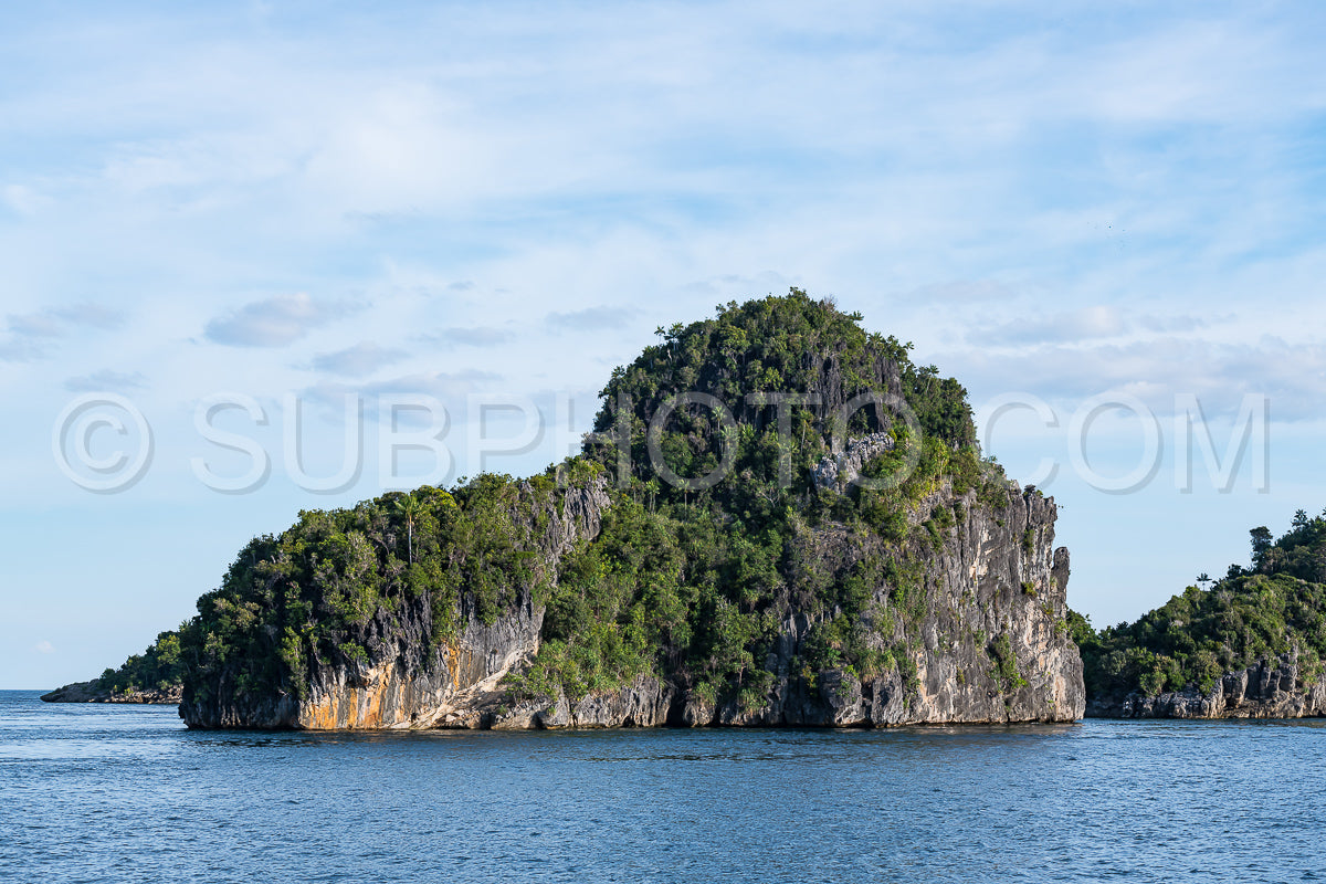 Photo de East Misool- groupe de petites îles dans un lagon bleu peu profond- Raja Ampat- Papouasie occidentale- Indonésie