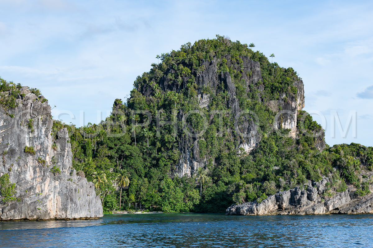 Photo de East Misool- groupe de petites îles dans un lagon bleu peu profond- Raja Ampat- Papouasie occidentale- Indonésie