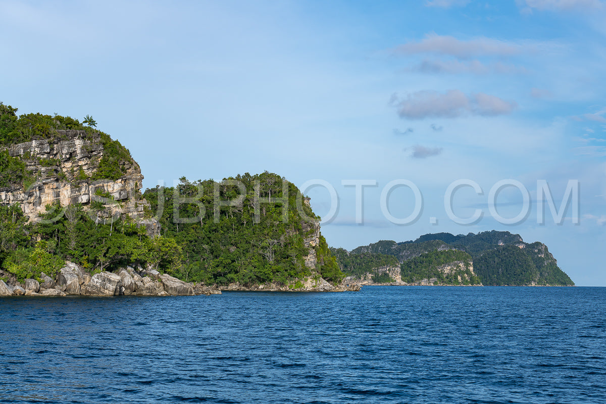 Photo de East Misool- groupe de petites îles dans un lagon bleu peu profond- Raja Ampat- Papouasie occidentale- Indonésie
