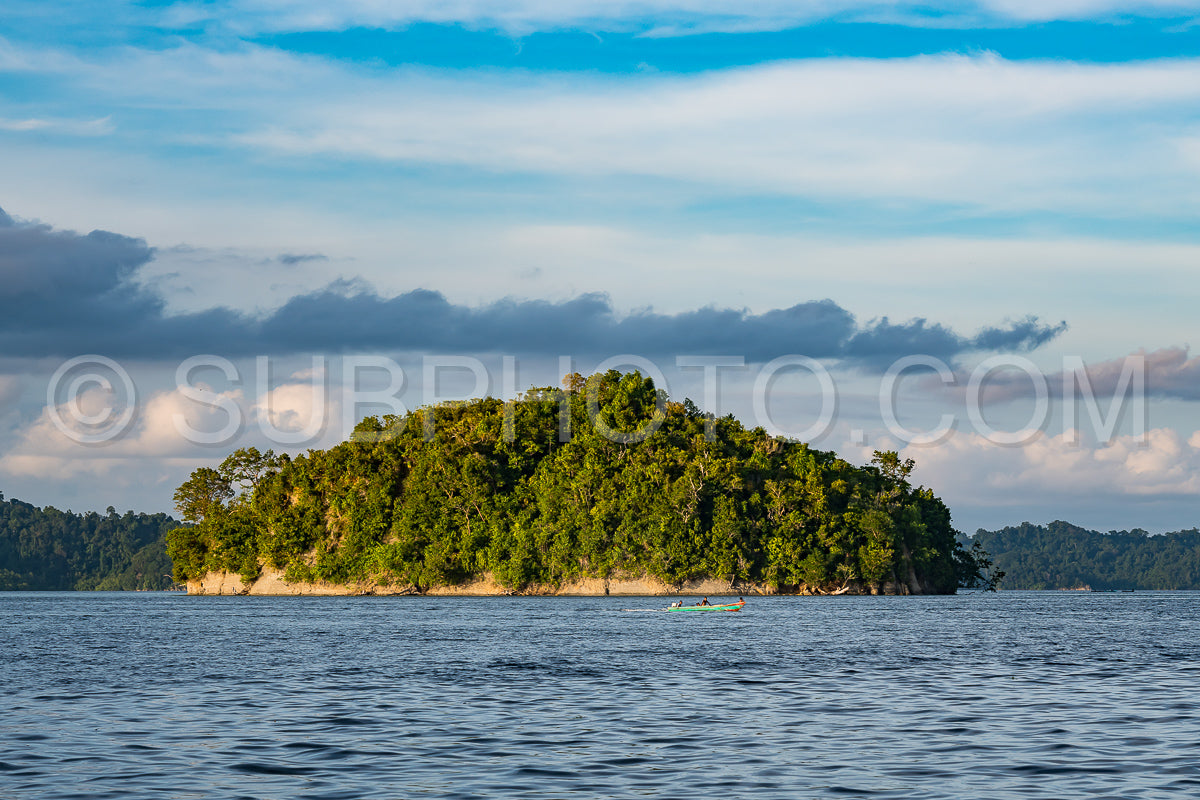 Photo de East Misool- groupe de petites îles dans un lagon bleu peu profond au coucher du soleil- Raja Ampat- Papouasie occidentale- Indonésie