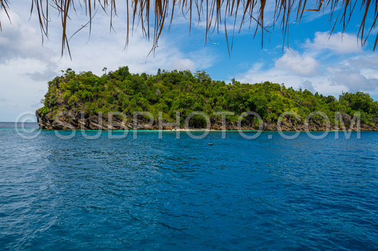 Photo de East Misool- groupe de petites îles dans un lagon bleu peu profond- Raja Ampat- Papouasie occidentale- Indonésie