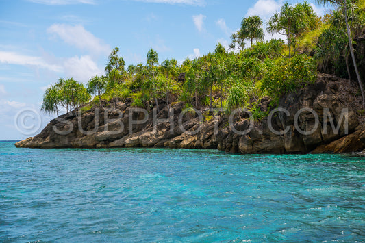 Photo de East Misool- groupe de petites îles dans un lagon bleu peu profond- Raja Ampat- Papouasie occidentale- Indonésie