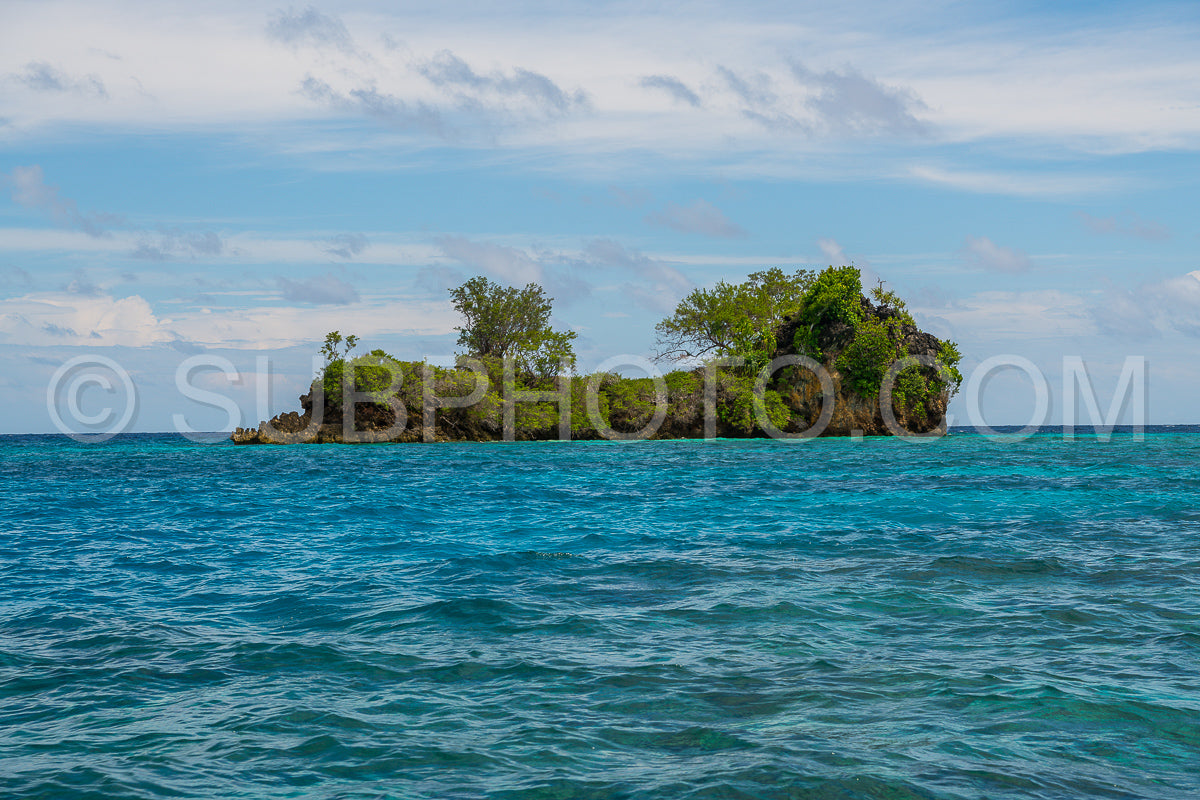 Photo de East Misool- groupe de petites îles dans un lagon bleu peu profond- Raja Ampat- Papouasie occidentale- Indonésie