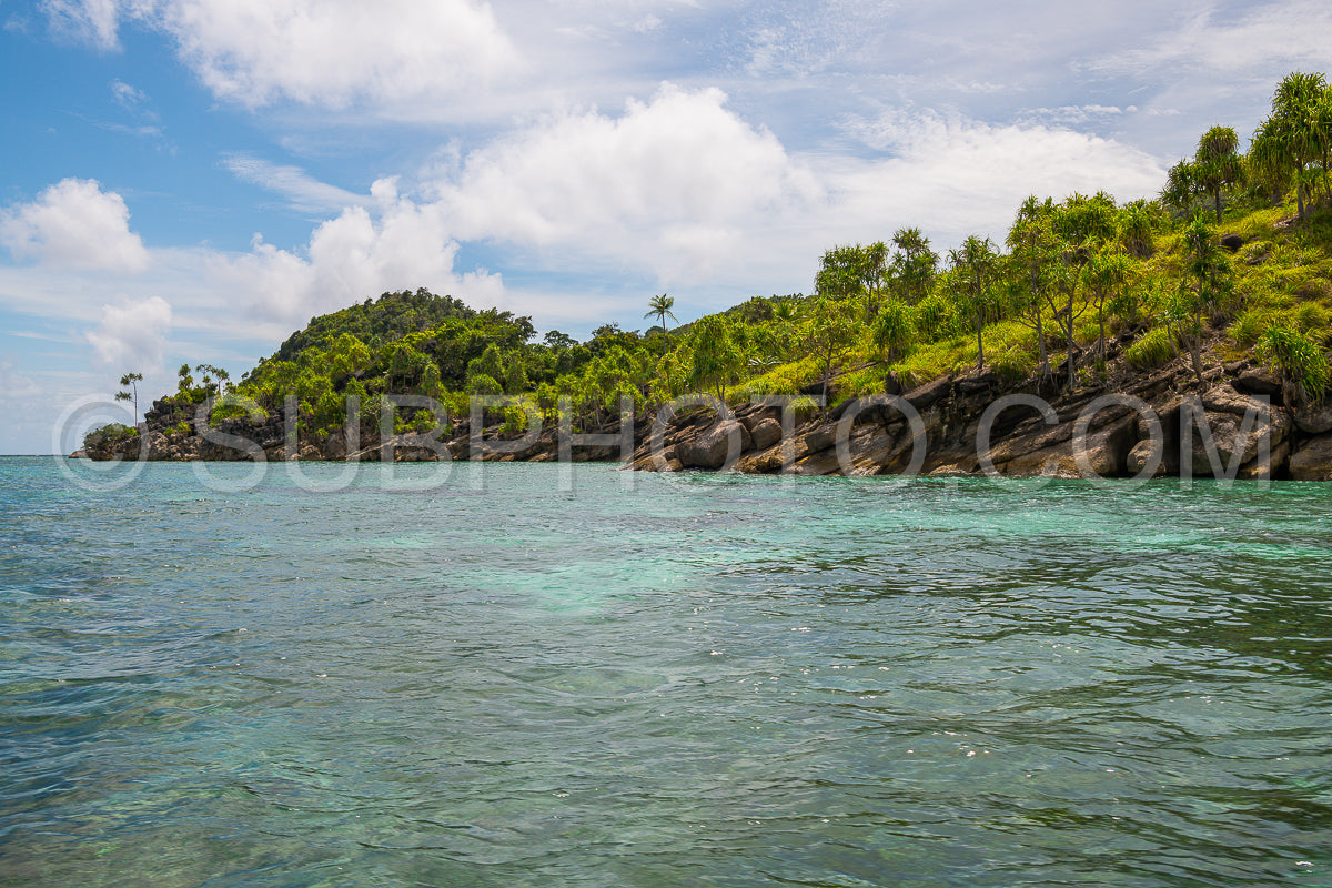 Photo de East Misool- groupe de petites îles dans un lagon bleu peu profond- Raja Ampat- Papouasie occidentale- Indonésie