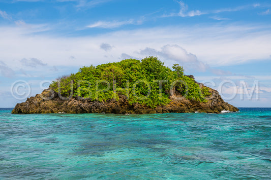 Photo de East Misool- groupe de petites îles dans un lagon bleu peu profond- Raja Ampat- Papouasie occidentale- Indonésie