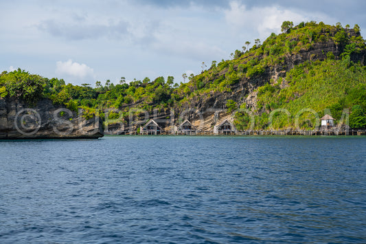 Photo de East Misool- groupe de petites îles dans un lagon bleu peu profond- Raja Ampat- Papouasie occidentale- Indonésie