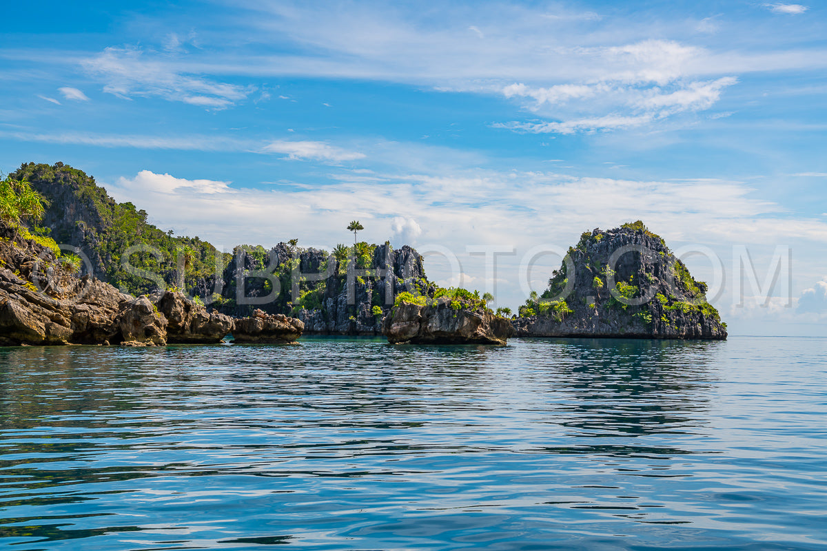 Photo de East Misool- groupe de petites îles dans un lagon bleu peu profond- Raja Ampat- Papouasie occidentale- Indonésie