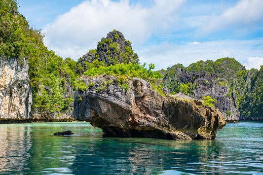 Photo de East Misool- groupe de petites îles dans un lagon bleu peu profond- Raja Ampat- Papouasie occidentale- Indonésie