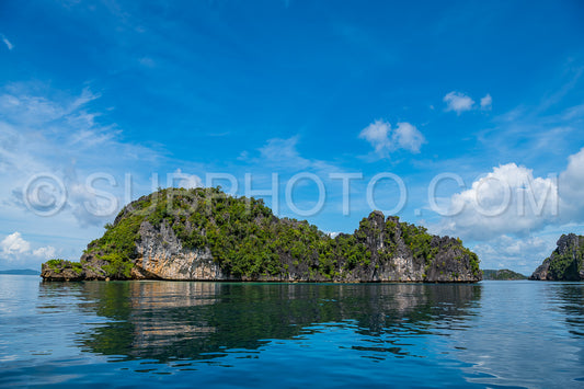 Photo de East Misool- groupe de petites îles dans un lagon bleu peu profond- Raja Ampat- Papouasie occidentale- Indonésie