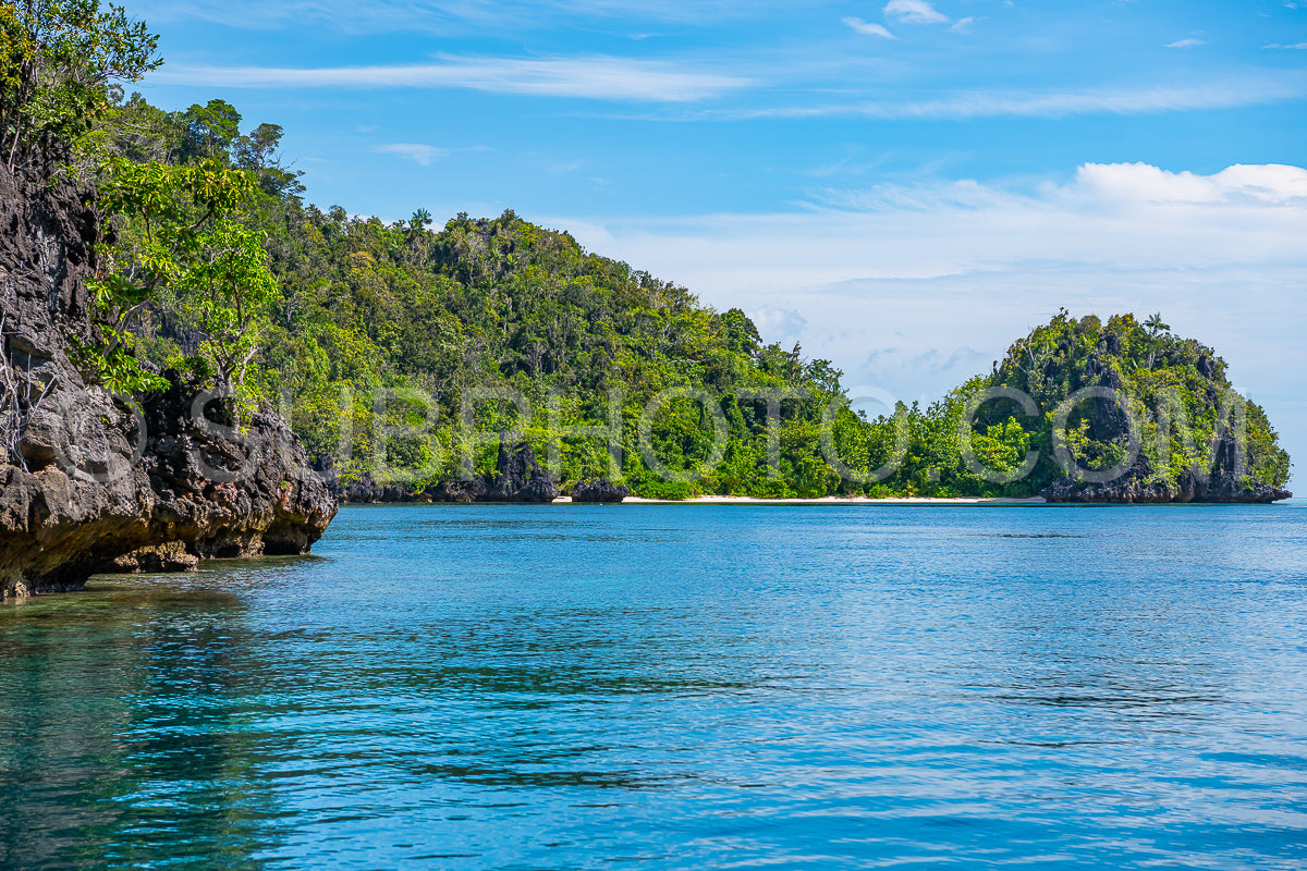 Photo de East Misool- groupe de petites îles dans un lagon bleu peu profond- Raja Ampat- Papouasie occidentale- Indonésie