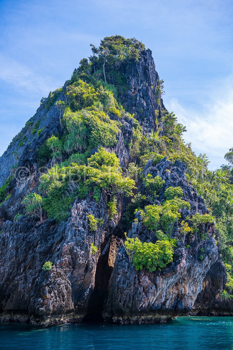 Photo de East Misool- groupe de petites îles dans un lagon bleu peu profond- Raja Ampat- Papouasie occidentale- Indonésie
