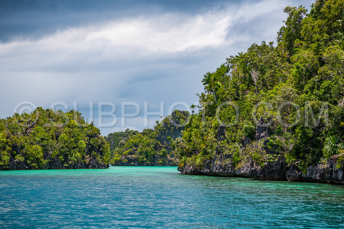 Photo de East Misool- groupe de petites îles dans un lagon bleu peu profond- Raja Ampat- Papouasie occidentale- Indonésie