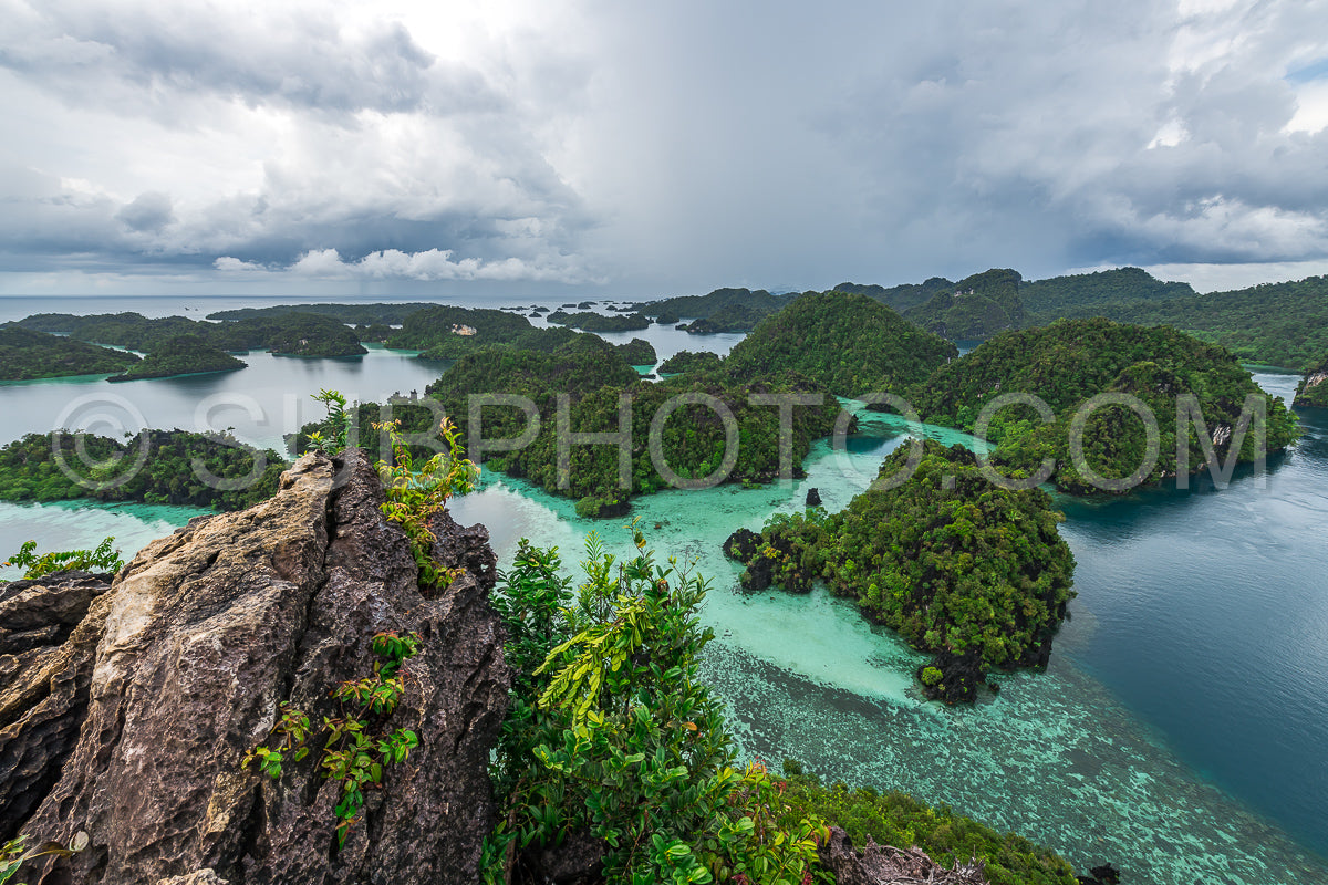 Photo de East Misool- groupe de petites îles dans un lagon bleu peu profond- Raja Ampat- Papouasie occidentale- Indonésie