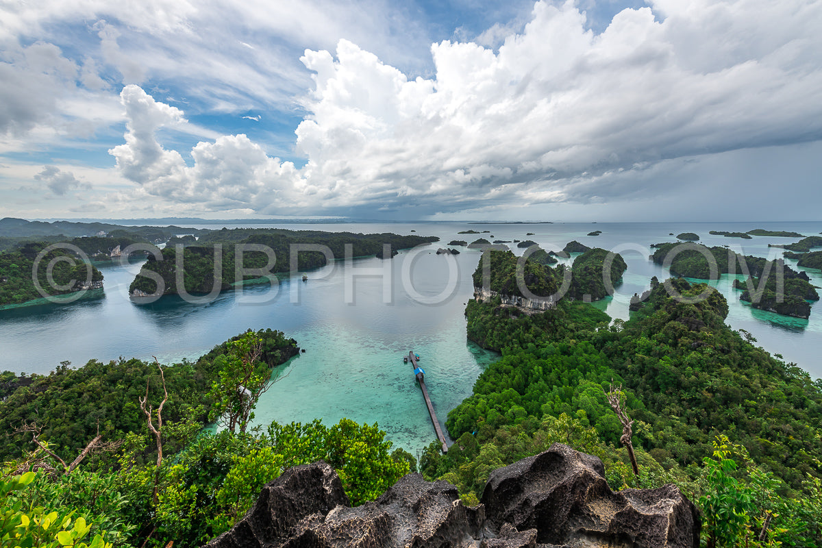 Photo de East Misool- groupe de petites îles dans un lagon bleu peu profond- Raja Ampat- Papouasie occidentale- Indonésie