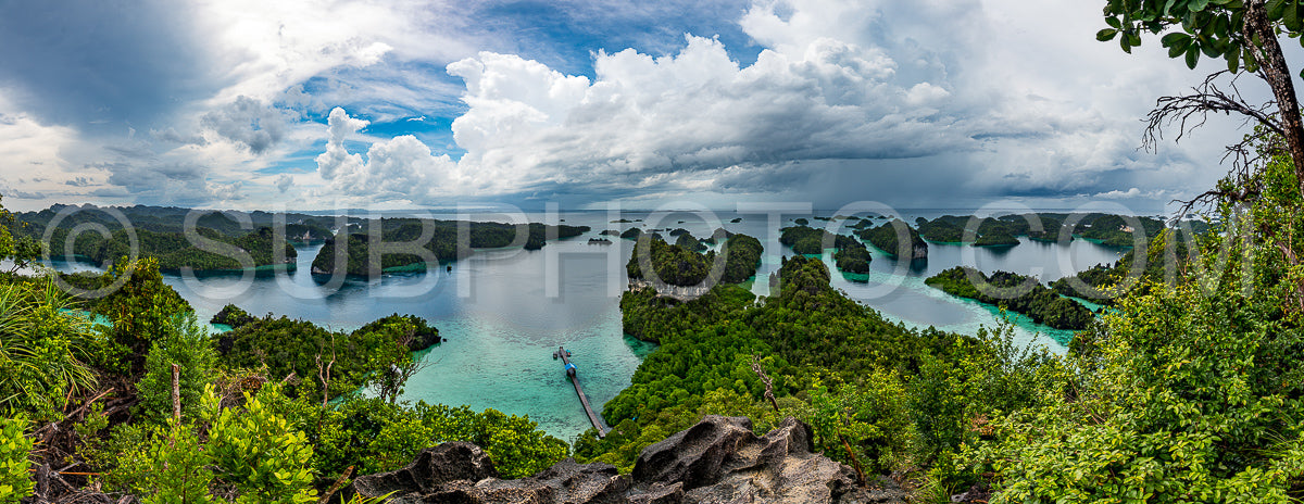 Photo de East Misool- groupe de petites îles dans un lagon bleu peu profond- Raja Ampat- Papouasie occidentale- Indonésie