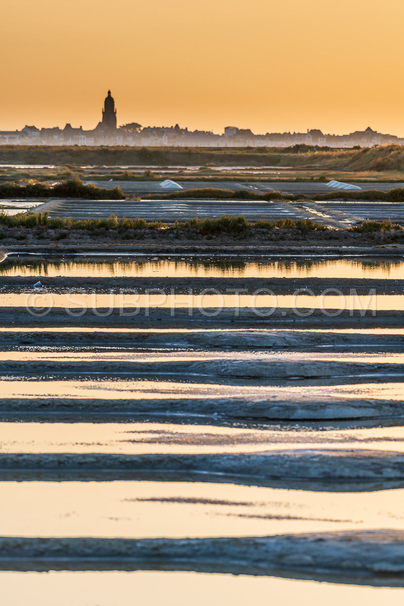 Photo de marais salé au coucher du soleil