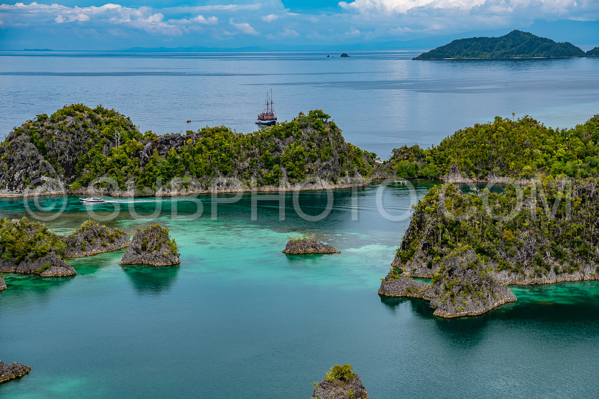 Photo de Waigeo- Kri- Mushroom Island- groupe de petites îles dans un lagon bleu peu profond- Raja Ampat- Papouasie occidentale- Indonésie