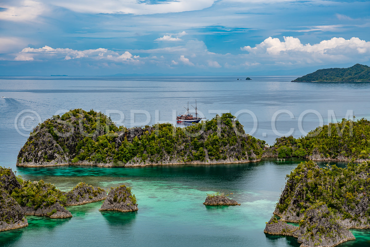 Photo de Waigeo- Kri- Mushroom Island- groupe de petites îles dans un lagon bleu peu profond- Raja Ampat- Papouasie occidentale- Indonésie