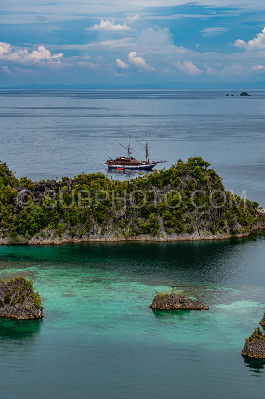 Photo de Waigeo- Kri- Mushroom Island- groupe de petites îles dans un lagon bleu peu profond- Raja Ampat- Papouasie occidentale- Indonésie