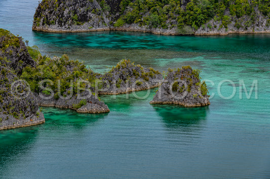 Photo de Waigeo- Kri- Mushroom Island- groupe de petites îles dans un lagon bleu peu profond- Raja Ampat- Papouasie occidentale- Indonésie