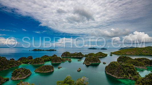 Photo de Waigeo- Kri- Mushroom Island- groupe de petites îles dans un lagon bleu peu profond- Raja Ampat- Papouasie occidentale- Indonésie