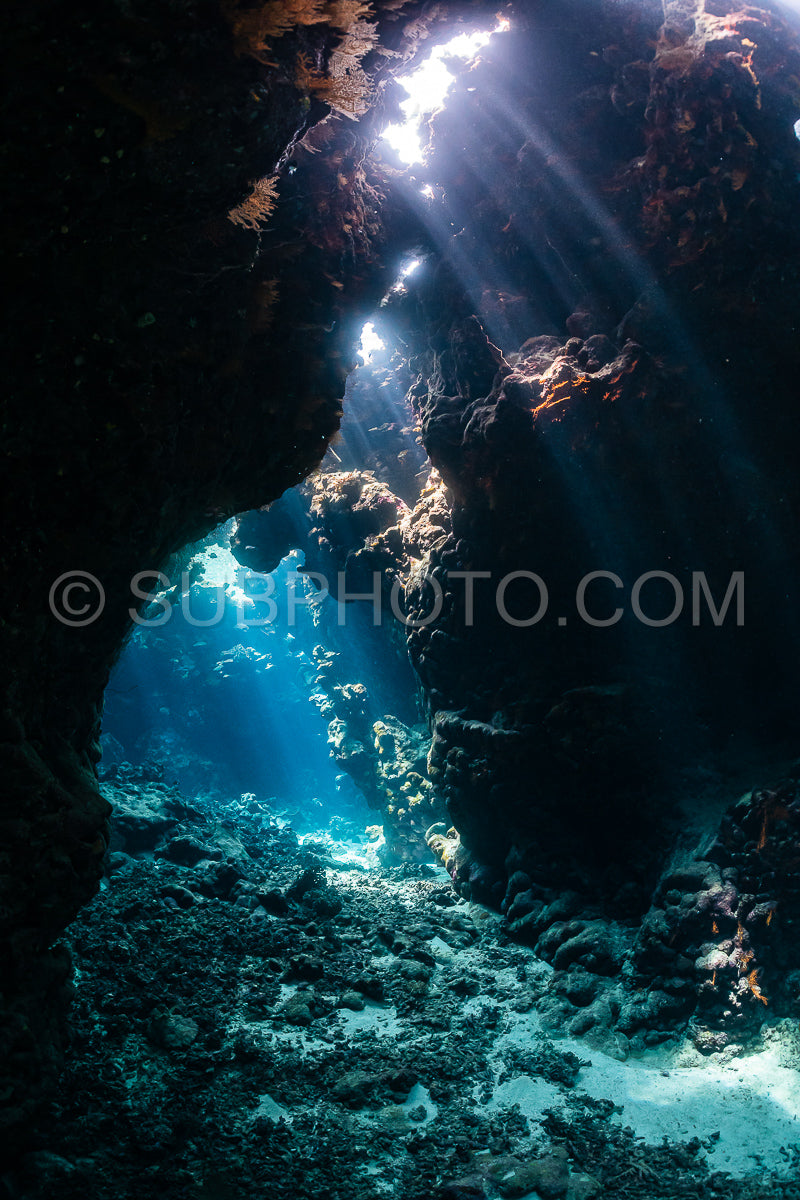 Photo de grotte sous-marine typique dans un récif de la mer Rouge